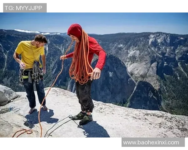 足球明星挑战极限运动跳远视频展现惊人弹跳力与运动魅力